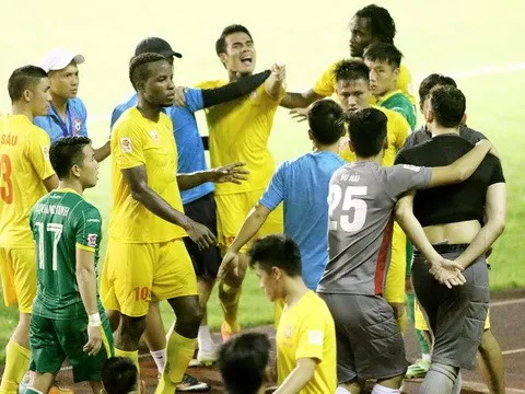 Đâu là sự khác biệt khi thủ môn Tuấn Linh, Văn Lâm mắc sai lầm?