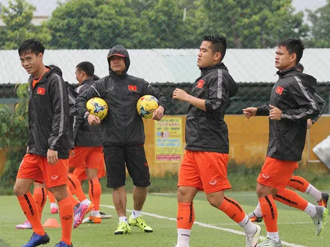 HLV Hữu Thắng: “Nhớ gia đình, áp lực nhưng hạnh phúc khi dẫn dắt ĐT Việt Nam”