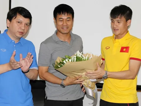 Học trò tặng hoa Hữu Thắng nhân ngày 20/11