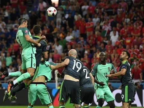 Hàng thủ xứ Wales "mắt tròn mắt dẹt" trước pha bật cao "không tưởng" của CR7