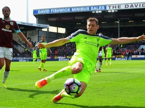 Thua Burnley, CĐV Liverpool đổ tội cho... màu áo
