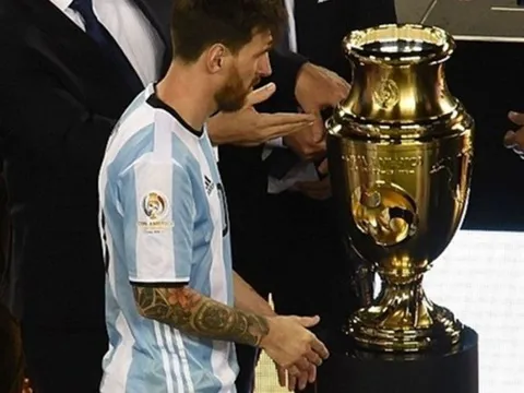 Argentina đã xử tệ với Messi, và giờ phải cầu xin anh ở lại