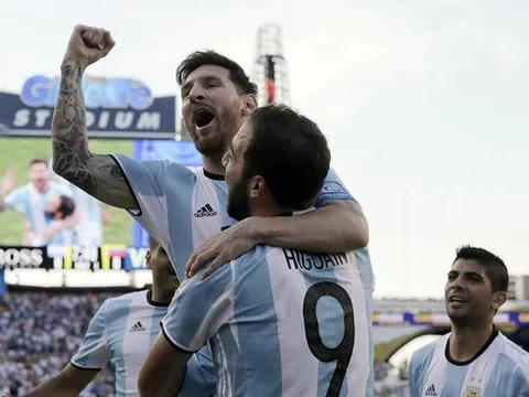 Argentina đại thắng, Messi cân bằng kỉ lục của Batistuta
