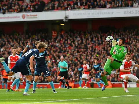 Hàng công im tiếng, Arsenal nhờ Petr Cech mới thoát thua