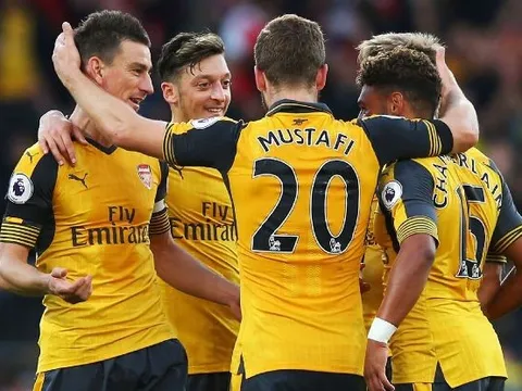 Arsenal đã biết làm bạn với thần may mắn