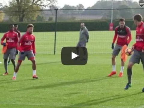 Bài tập 5v2 của Arsenal tại London Colney