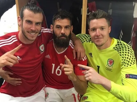 Bale tự sướng sau chiến thắng ấn tượng của xứ Wales
