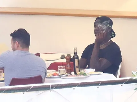 Balotelli hút thuốc, uống rượu trước mùa giải mới