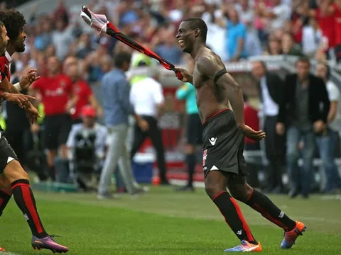 Balotelli ghi bàn, nhận thẻ đỏ, đưa Nice lên ngôi đầu Ligue 1