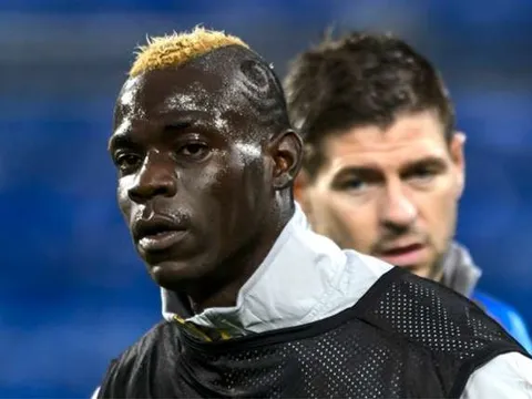 Balotelli thất bại tại Liverpool vì thói ghen tuông của Gerrard