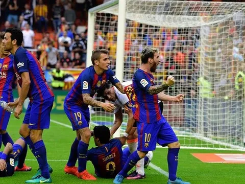 Bảo vệ Neymar, Messi sẵn sàng 'dằn mặt' CĐV Valencia trước ống kính