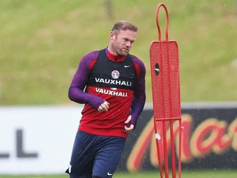 Beckham khuyên Rooney: Đừng từ bỏ!