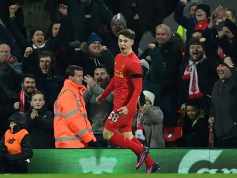 Ben Woodburn trở thành tay săn bàn trẻ nhất lịch sử Liverpool
