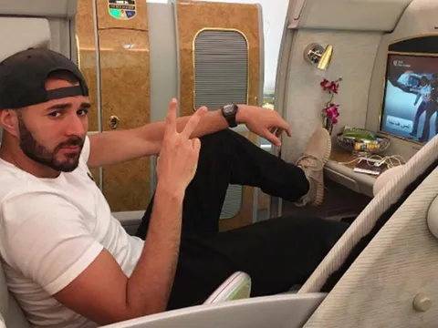 Bị bỏ rơi, Benzema giết thời gian bằng cách nào?