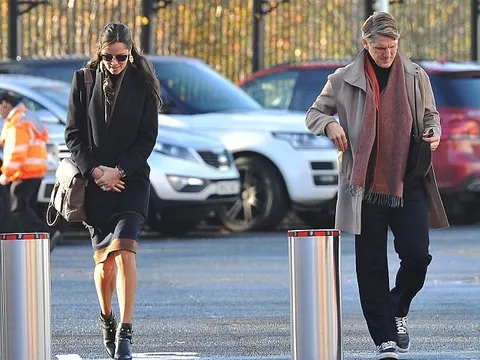 Bị bạc đãi, Schweinsteiger vẫn cùng vợ đến cổ vũ M.U