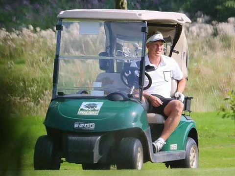 Bị Mourinho "hắt hủi", Schweinsteiger mượn... golf giải sầu
