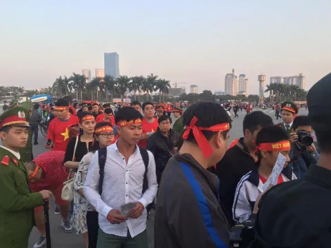 Biển người "bao vây" sân Mỹ Đình