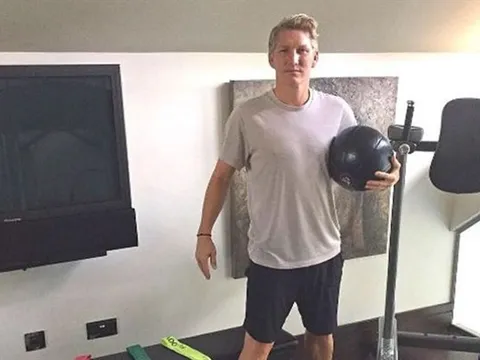 Bỏ rơi đồng đội, Schweinsteiger hí hửng tập luyện cùng vợ yêu