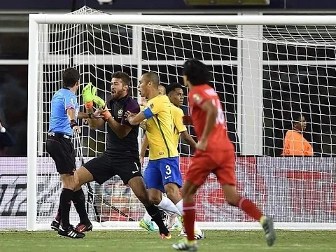 Tuyển Brazil bao vây trọng tài khi công nhận "bàn tay của Chúa"