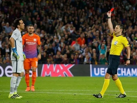 Bravo hứng 'gạch đá' từ huyền thoại Man Utd