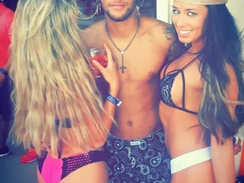 Brazil bị loại, Neymar vẫn thác loạn với 2 nguời đẹp