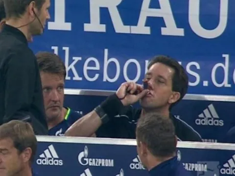 Bác sỹ của Schalke đã cho trọng tài Manuel Gräfe uống gì?