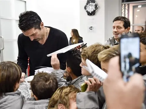 Buffon 'mỏi tay' ký thiệp Giáng Sinh tặng các sao nhí Juventus