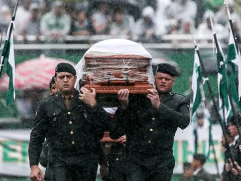 Cả trời cũng 'khóc thương' tiễn đưa các thành viên Chapecoense tử nạn