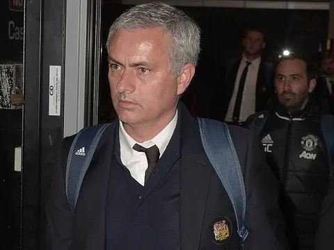 Các cầu thủ MU thất thần trở về Old Trafford