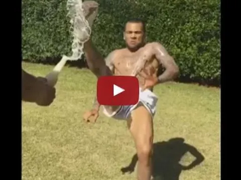 Cách khui bia độc nhất vô nhị của Dani Alves