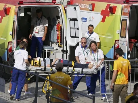 Clip camera truyền hình Olympic rơi trúng khán giả