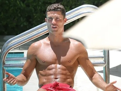 Cận cảnh cơ thể hoàn hảo và săn chắc của Ronaldo