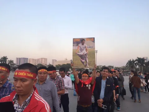 Cận cảnh dòng người rồng rắn nối đuôi để vào sân Mỹ Đình
