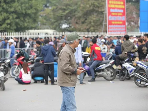 Cận cảnh xếp hàng rồng rắn mua vé trận Bán kết lượt về Việt Nam - Indonesia