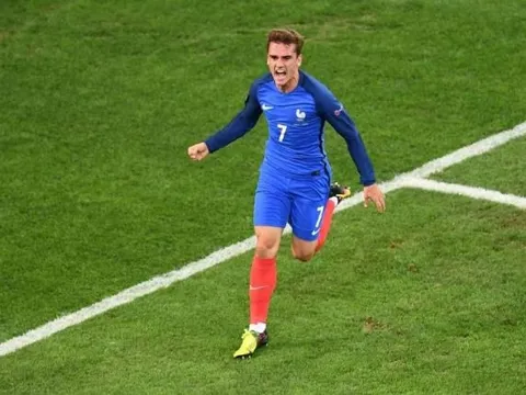 Antoine Griezmann nhận quà an ủi sau trận chung kết