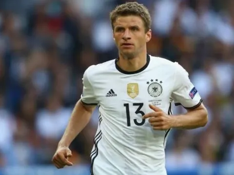 Thomas Muller tự tin phá toang hàng phòng ngự Italia