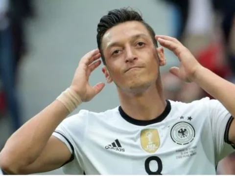 Mesut Oezil lập kỉ lục đáng quên vào lịch sử tuyển Đức