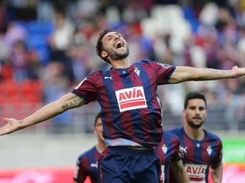 Mua tiền đạo Atletico Madrid, Swansea phá kỉ lục chuyển nhượng
