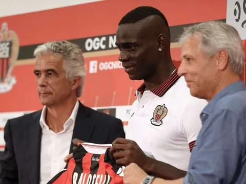 Carragher lại đáp trả đầy mỉa mai trước Balotelli
