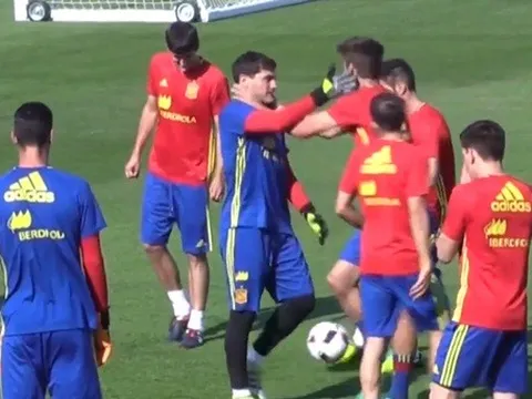 Casillas tát Pique, nội bộ TBN lục đục?
