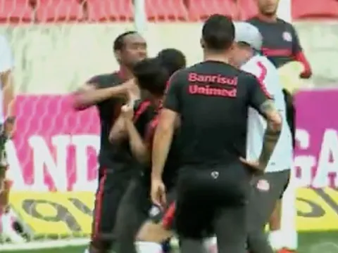 'Cậu bé vàng' Anderson đánh đồng đội xịt cả máu