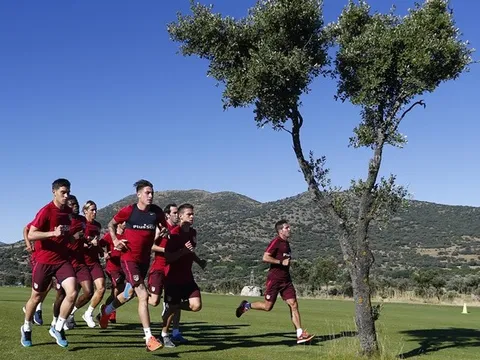 Cầu thủ Atletico "lắc đầu, lè lưỡi" với Simeone