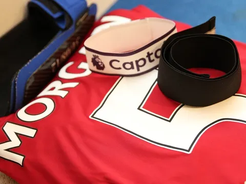 Cầu thủ Chelsea, Leicester tưởng nhớ đức vua Thái Lan