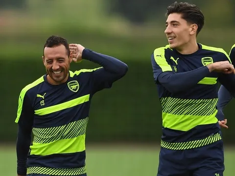 Cazorla cảnh báo Arsenal: Đừng để mất Bellerin