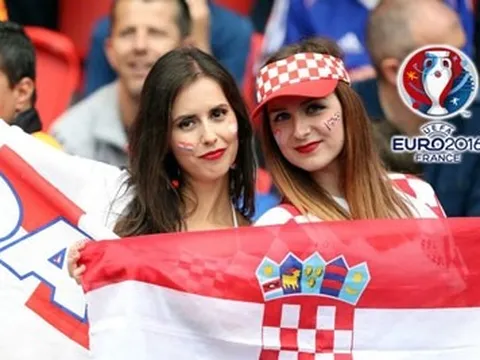 CĐV CH Czech vs Croatia thi nhau đọ sắc trên khán đài