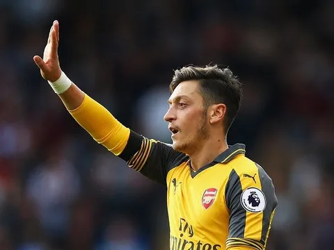 CĐV được dịp 'troll' Ozil sau màn trình diễn tệ hại