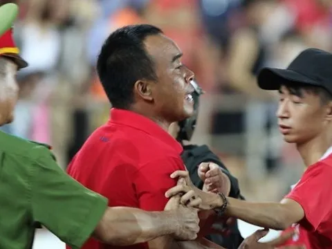 CĐV Hải Phòng lao xuống sân đòi 'ăn thua' với trọng tài