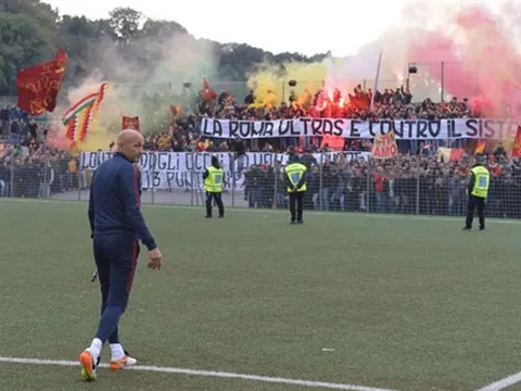 CĐV mang pháo làm 'loạn' sân tập của Roma trước thềm Derby