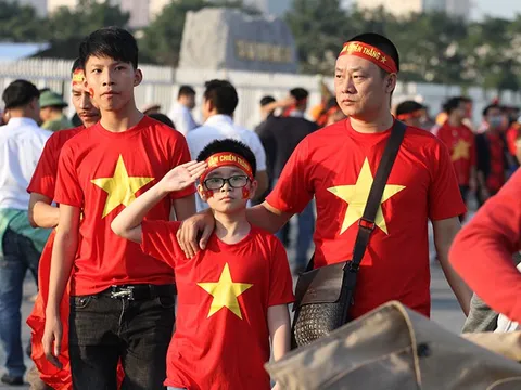 CĐV Việt Nam "quẩy" cực sung trước giờ khai chiến