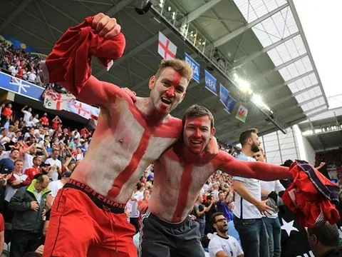 CĐV Wales khóc ngất, người Anh phát cuồng sau chiến thắng